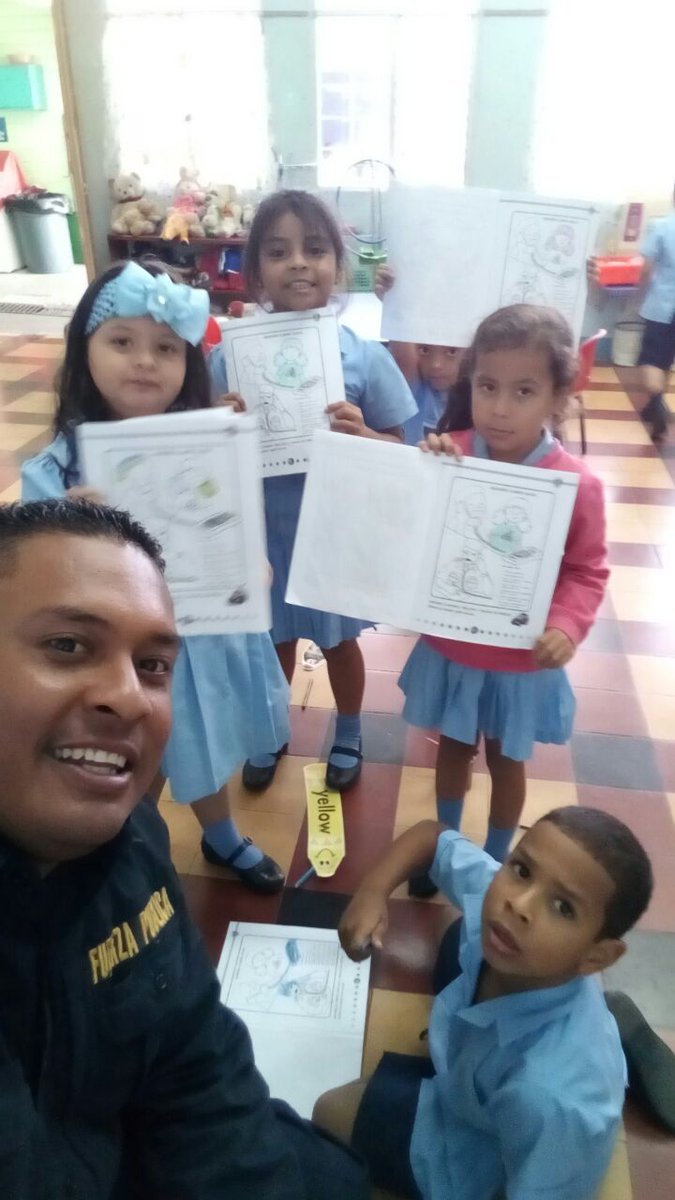 randalur's tweet photo. La formación de valores y actitudes ha sido una de las finalidades principales de #PintaSeguro, obedeciendo a la necesidad no sólo de difundir conocimientos básicos sino también a la de formar a los nuevos ciudadanos del mañana. Pinta Seguro en el Kinder Lilia Ramos en San José. https://t.co/2Zb7LP6gLK