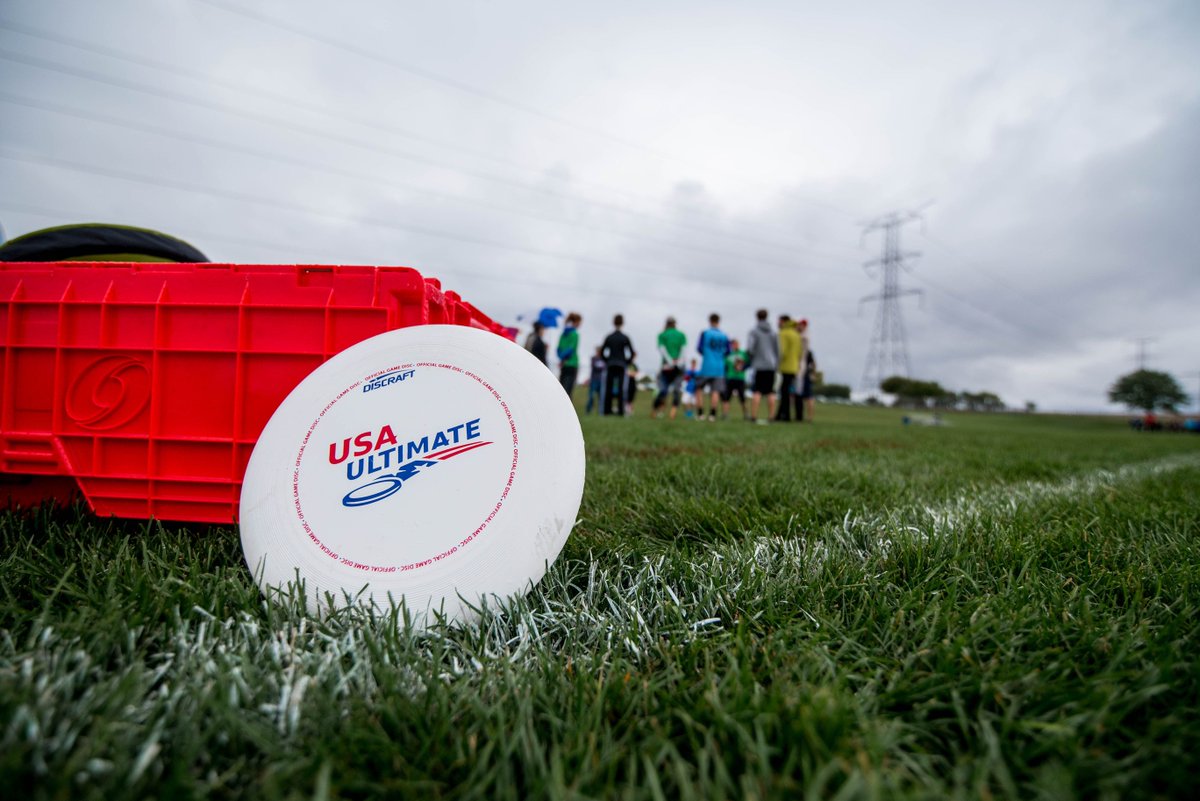 USAUltimate's tweet photo. Put your hands together 👏 for the 2016 &amp; 2017 #USAUltimate Coordinators of the Year! This award program helps recognize the hard work &amp; dedication of some of our many great volunteers. Full list of recipients: https://t.co/qwueab68EO. https://t.co/zNz0ikR2ts