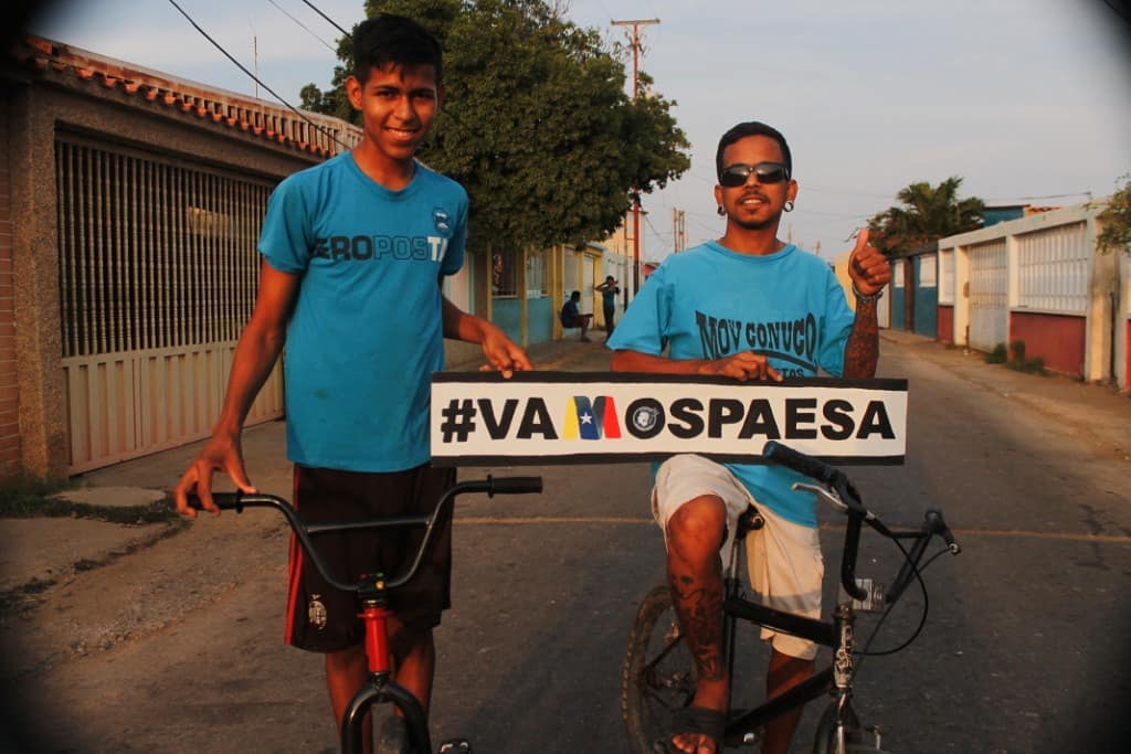 MConuco's tweet photo. ¡VAMOS PA ESA! Los convives, los @JovenDelBarrio se manifiestan y le dicen al país: Nosotros #VamosPaEsa "porque solo es con @nicolasmaduro que podemos seguir garantizando todo lo que en revolución nos dejó el comandante Chavez". 
#JuntosPodemosMas #JuntosTodoEsPosible https://t.co/6kQJkhFCyQ