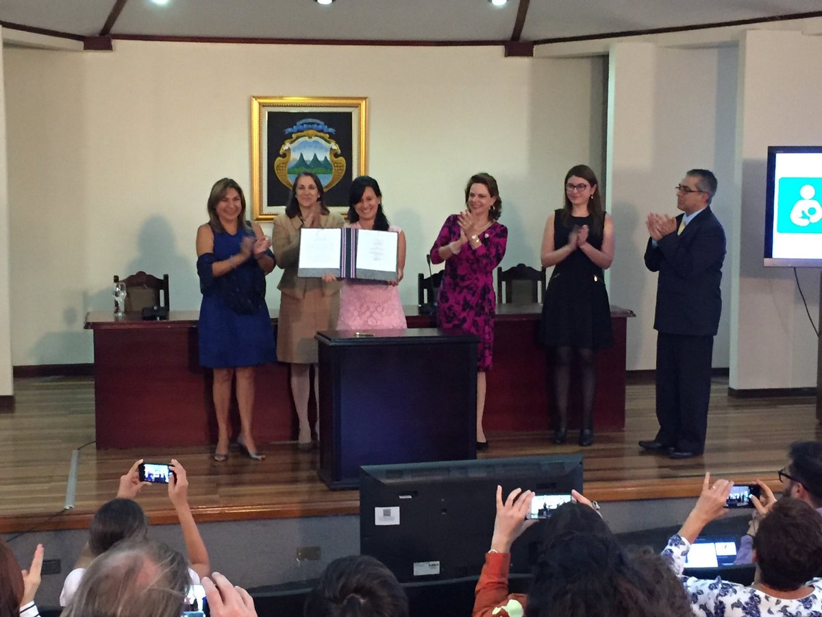 Firma del decreto de Reglamento de condiciones para salas de lactancia materna en centros de trabajo por parte del Ministro de Trabajo y Seguridad Social Alfredo Hasbum y la ministra de Salud Karen Mayorga