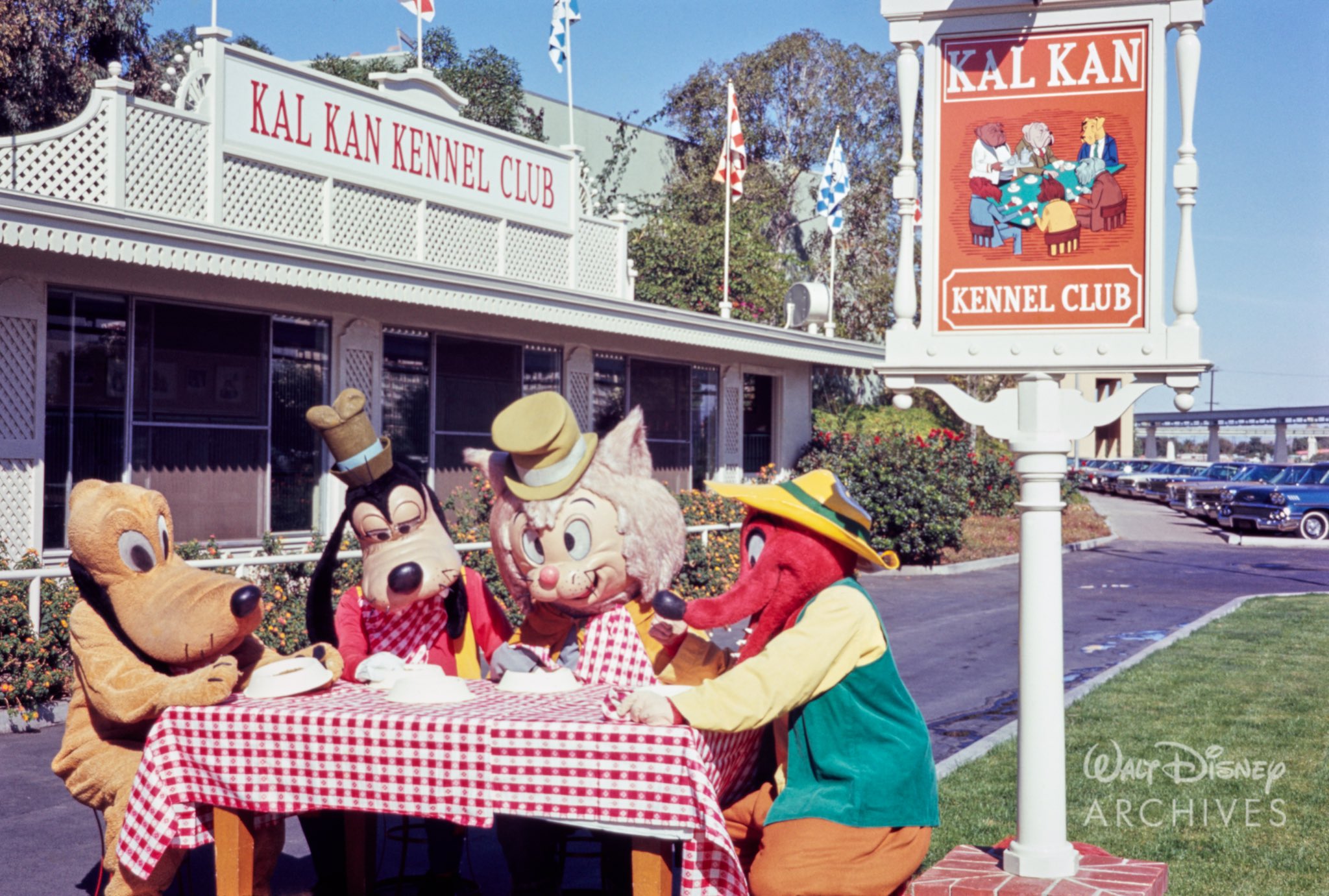 Disney kennel hot sale
