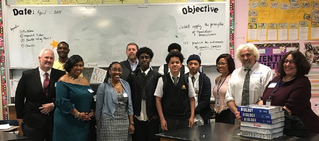 MyPGW's tweet photo. Shoutout to all @MyPGW volunteers! This week we met with the students of @Kensingtonhs for our last workshop of the school year; we hope the students have learned as much from us as we have from them. @ULPhilly @TrizenLLC #AdoptASchool #CommitToServe #NationalVolunteerMonth https://t.co/gbrqRfCqmK