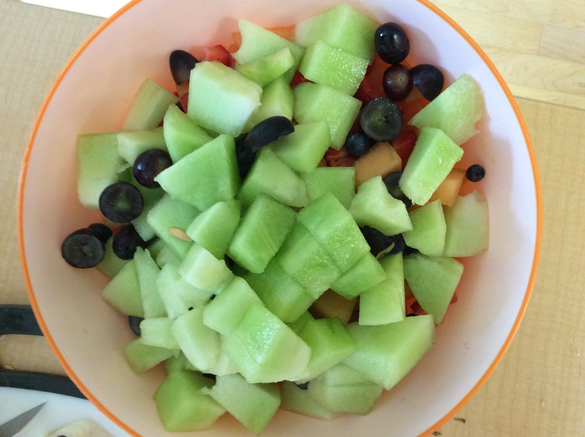 KinderR134's tweet photo. Thank you to all of the families who donated fruits for our seed #inquiry! We had so much fun looking at the different seeds and tasting the delicious fruits. @BeckettFarmPS https://t.co/2rvxn4MYXa