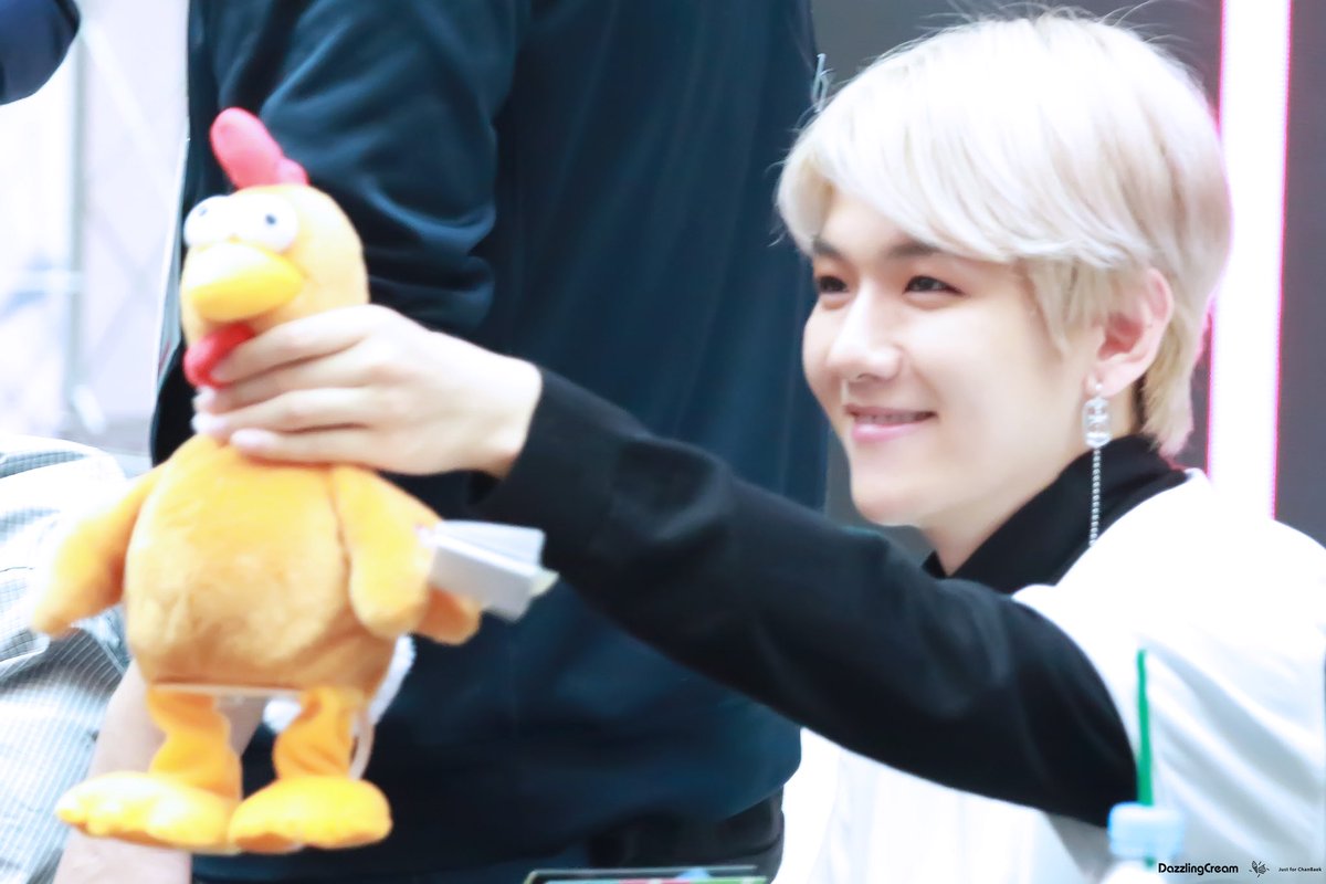 #BAEKHYUN #백현 180422 
Don't RE-UPLOAD，edit，erase logo or use our photos in business way thx！Our Weibo：DazzlingCream
Large Photo plz check the link：dazzlingcream.lofter.com