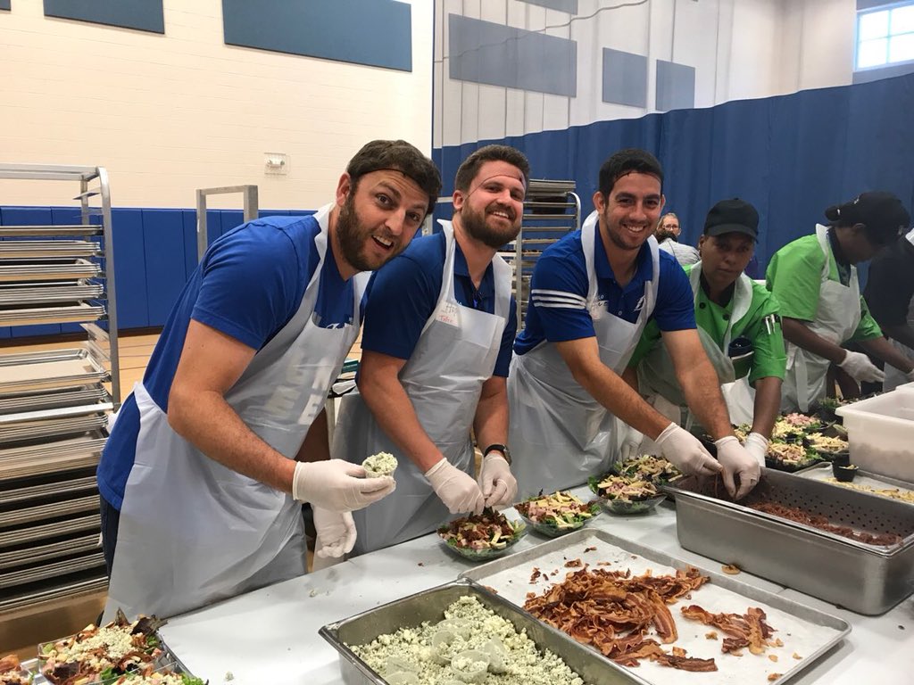 LightningFDN's tweet photo. Members of the @TBLightning staff spent their morning volunteering @MetroMinistries as part of this week’s #DoGoodTuesday outreach! https://t.co/g7GFWnasRW