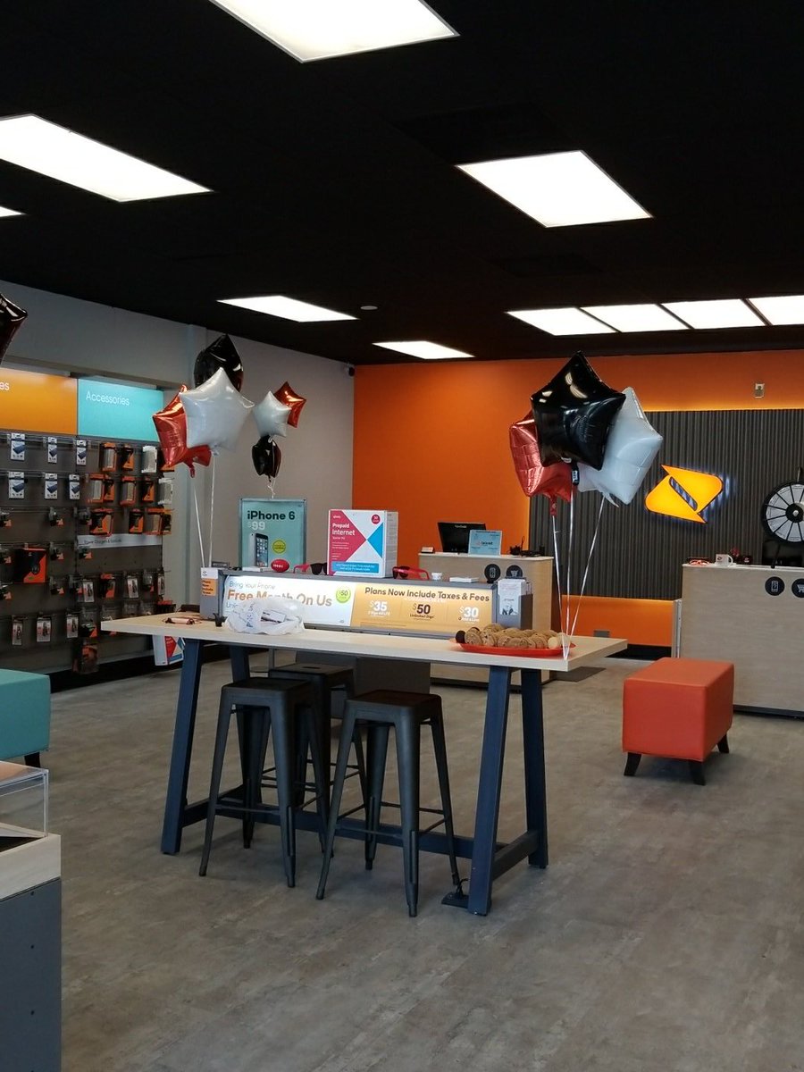 TareeVIP's tweet image. Opening Day...Sasquatch Mobile Lakewood #vipwireless #boostmobile #PNWBoost @DaveBerginVIP @VIP_RealEstate_