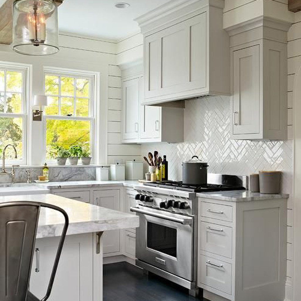 TKC1953's tweet image. Light gray shaker cabinets with a glossy herringbone backsplash make this kitchen from @decorpad a neutral lovers dream

#neutralkitchen #herringbone 
#graykitchen