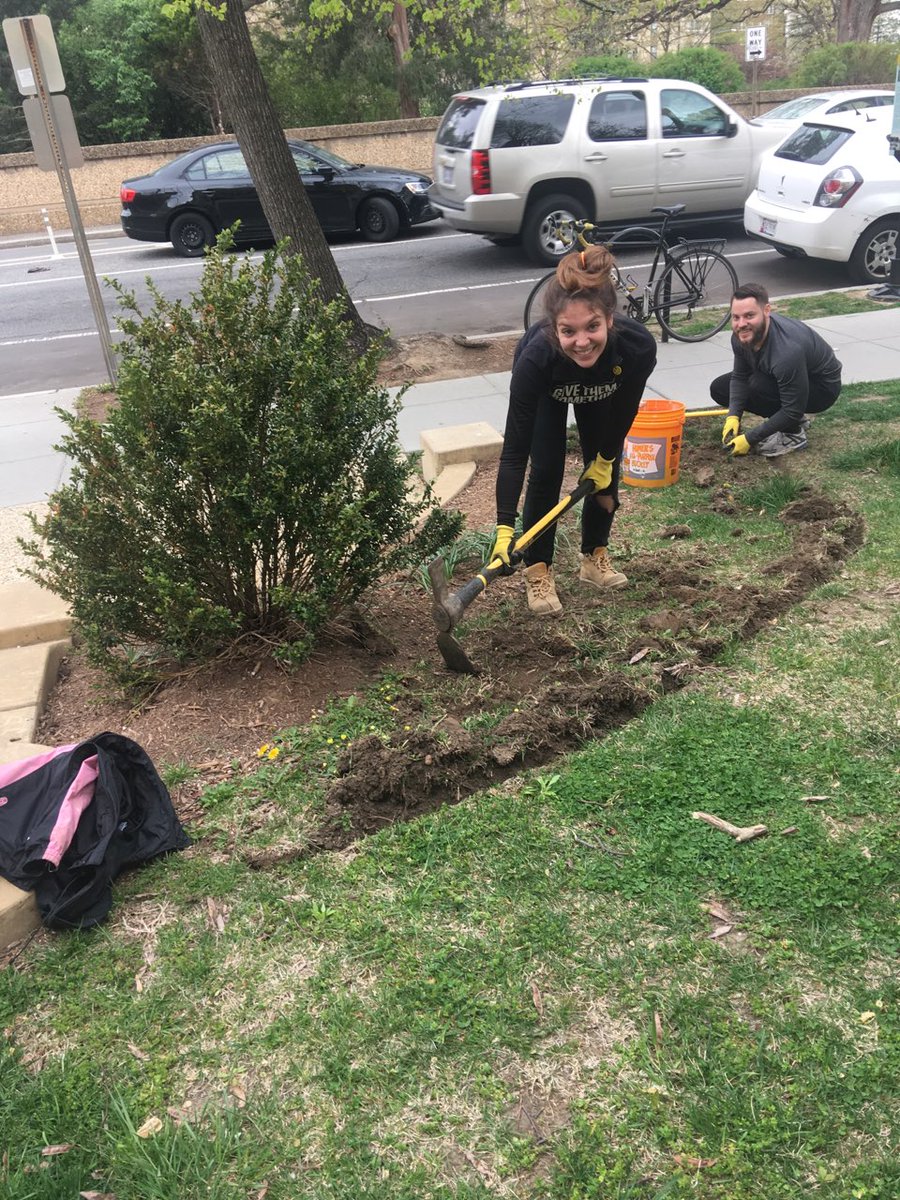 LAILiveEvents's tweet photo. #CommunityServiceDay for team #LAILive @WashingtonParks #JosephineButlerParksCenter. Our #ProposalQueen Myriah was first in line for the pick ax. Wonder why? #FreshAirInsteadOfOfficeAir #OutdoorsInTheCity #SnitchesGetStitches #WeNeedAnOfficeEdger https://t.co/ZUc4uQIxd6