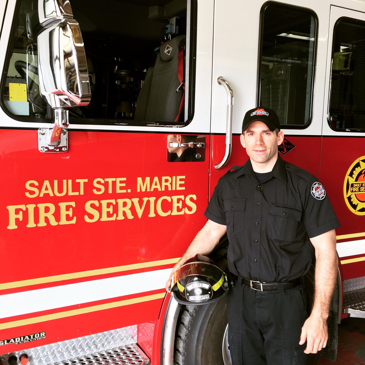 Sault Fire would like to welcome another new member - #firefighter Joshua Houslander. #firesafe https://t.co/vY159Dt0Tf