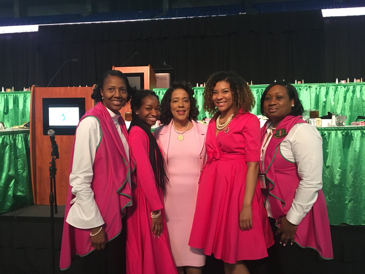 Omega_AKA1908's tweet photo. This weekend Omega Chapter visited almost heaven West Virginia for the 87th annual Great Lakes Regional Conference! Thank you Great Lakes Region for always being so gracious!! 💗💚💗💚 #aka1908 #alphakappaalpha #akaug #akagreatlakes #outstandingomega https://t.co/nQ41M1Fz5v
