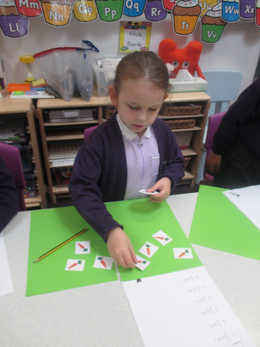 BeaconAcad's tweet photo. The Year 1 pupils had to share carrots into Mr. McGregor's two vegetable patches to find half of a quantity.
#Maths #ContextLearning #PeterRabbit https://t.co/m5Z2545H52