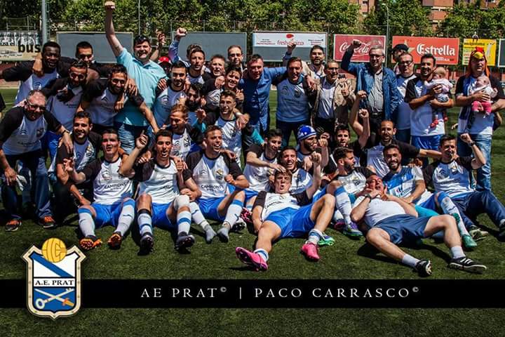 aeprat1945's tweet photo. Efemèride | Tal dia com avui, fa dues temporades, el nostre primer equip es proclamava campió de lliga de la #3div5 al camp de la Verneda. Un títol molt especial que vam poder dedicar al nostre amic desaparegut aquell mateix any, el gran Vicente Baltasar 🐓⚽🏆
#sompotablava https://t.co/sjVKBxJJ07