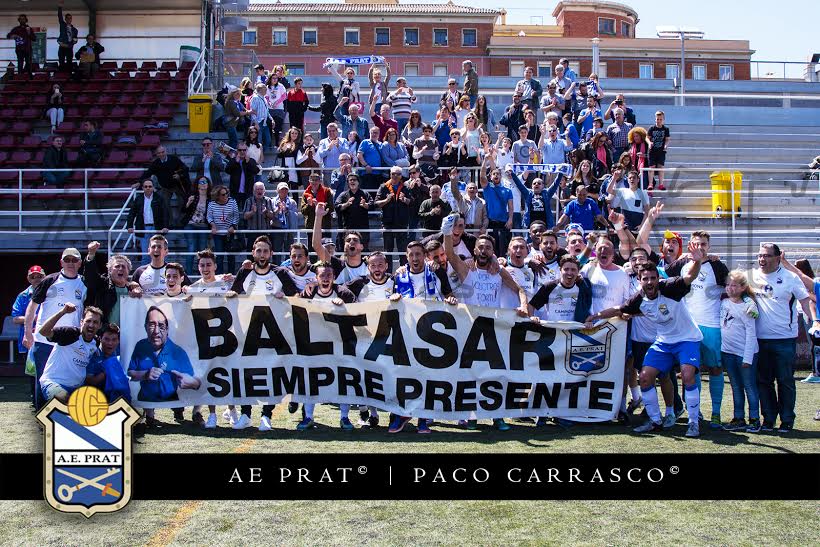 aeprat1945's tweet photo. Efemèride | Tal dia com avui, fa dues temporades, el nostre primer equip es proclamava campió de lliga de la #3div5 al camp de la Verneda. Un títol molt especial que vam poder dedicar al nostre amic desaparegut aquell mateix any, el gran Vicente Baltasar 🐓⚽🏆
#sompotablava https://t.co/sjVKBxJJ07
