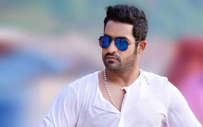 <a href="/tarak9999/">Jr NTR</a> Who is King of Tollywood?

Like 💗 : J R   N T R

Retweet 🔁 :  Mahesh Babu

#MaheshBabu #BharatAneNenu #BharathAneNenu #JrNTR #JaiLavaKusa <a href="/katrinakaif_4/">Katrina Kaif</a> #BharatAneNenuSuccessMeet  #ShahRukhKhan #SRK35Million #RanbirKapoor #DuttBiopicTeaser #Rangasthalam