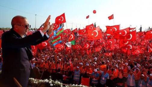 mkulunk's tweet photo. Pusuda fırsat kollayan
15 Temmuz’da perde arkasında seyreden 
Taksim kalkışmasından bu yana MİLLETİN ve MİLLETİN ADAMININ yanında duramayanlar 15 Temmuz ruhu dimdik  ayakta sizde cevabınızı alacaksınız.
Tarihe PKK’nın FETÖ’nün işbirlikçisi olarak geçeceksiniz https://t.co/QOudJ7cX1T