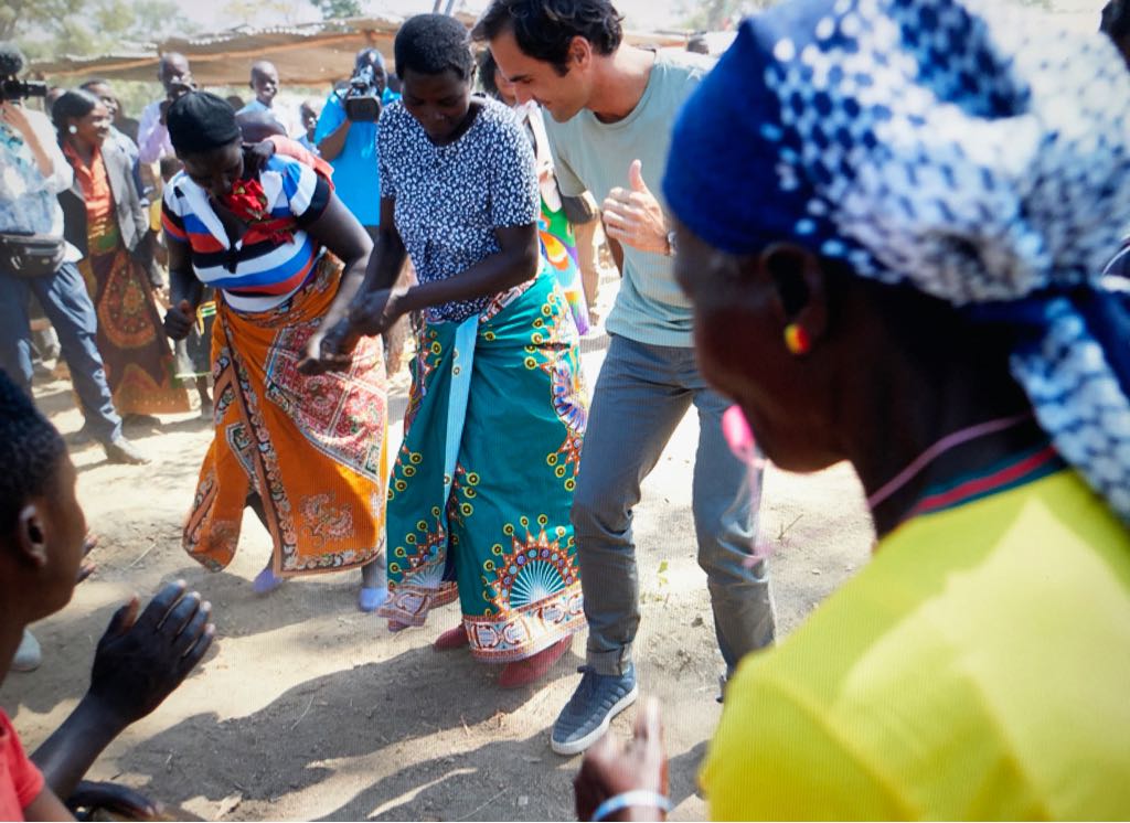 Learning the dance 🕺 moves here in Zambia 🇿🇲, while visiting community schools with the @rogerfedererfdn 
#educationempowers