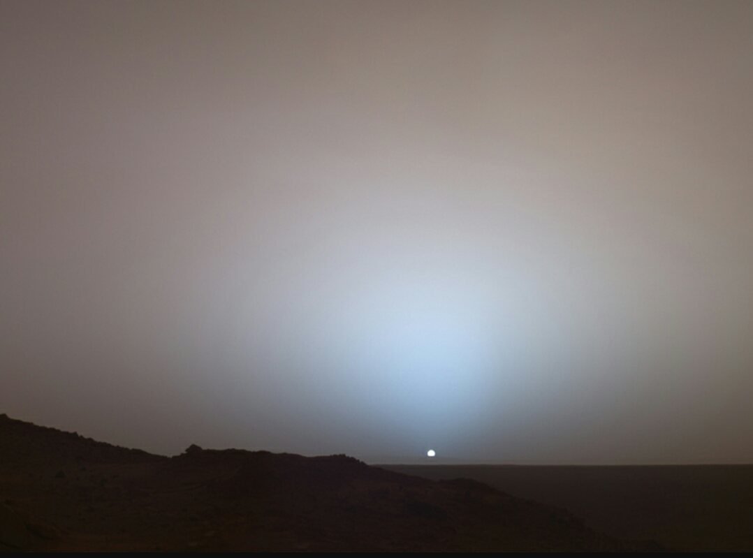 MarsExplorerWeb's tweet image. The sun sets on Mars in an ocean of blue and grey colours. Just imagine sitting on this hill with the loved one admiring the sunset. 

#mars #sunset #sky #blue #exploration