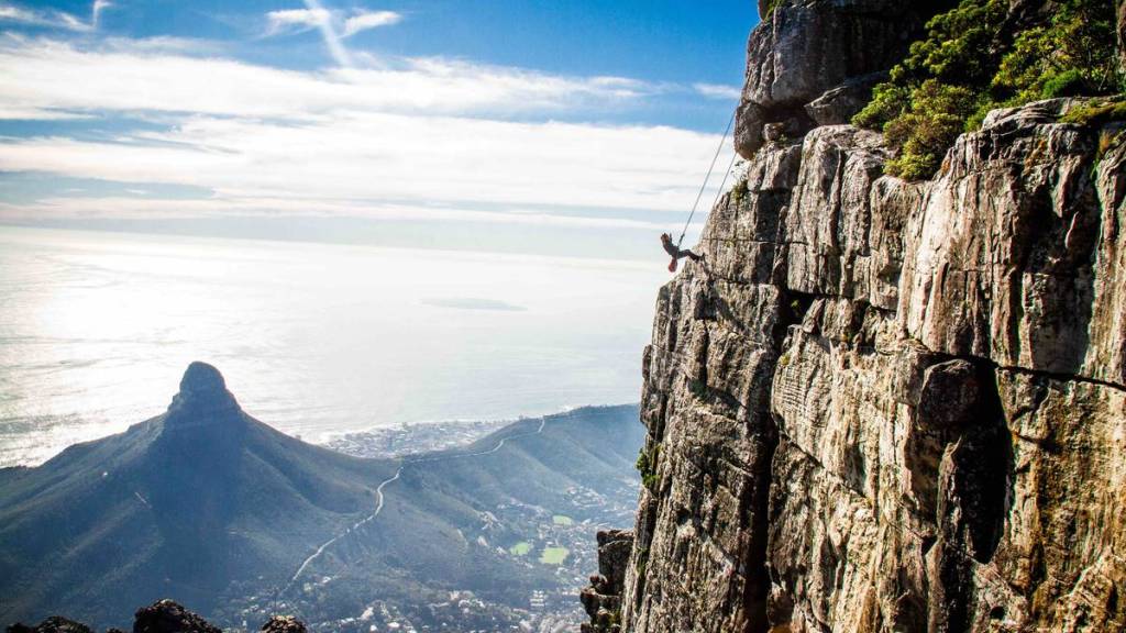 Cape Town hosts the worlds highest commercial abseiling experience. Join us and step off the top of Table Mountain into a mind-blowing vertical space. missinglink2017.wordpress.com/2018/04/24/cap…