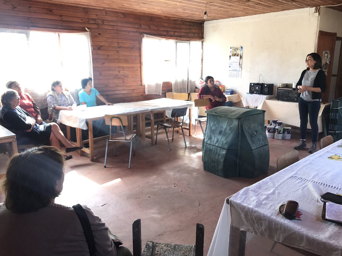 OlmueComunica's tweet image. Vecinas de El Venado y La Vega se capacitan en el uso de nuevas #Composteras entregadas por #Cosemar. Dirigentes agradecieron las gestiones del municipio por hacer posible este proyecto que busca transformar sus desechos vegetales en abono para sus cosechas 👏🏻🌱