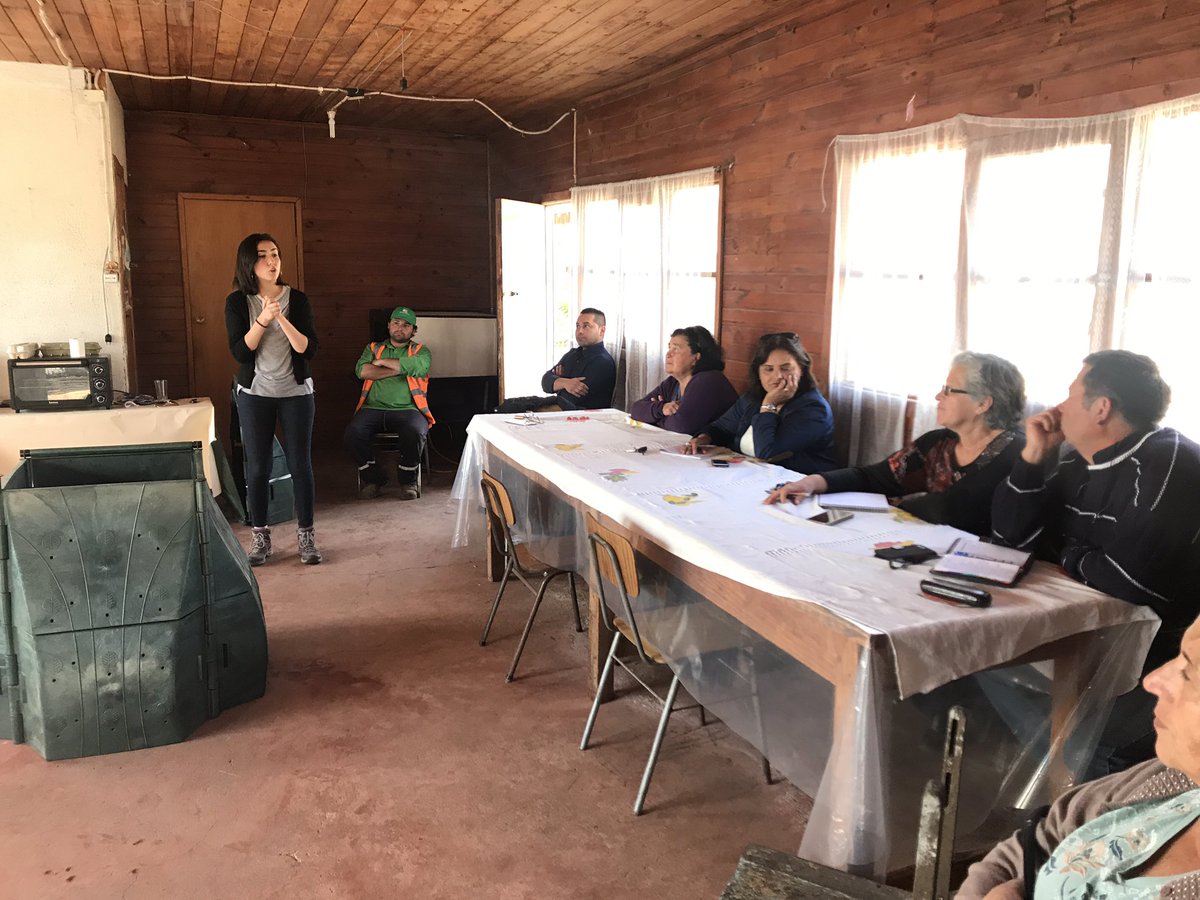 OlmueComunica's tweet image. Vecinas de El Venado y La Vega se capacitan en el uso de nuevas #Composteras entregadas por #Cosemar. Dirigentes agradecieron las gestiones del municipio por hacer posible este proyecto que busca transformar sus desechos vegetales en abono para sus cosechas 👏🏻🌱
