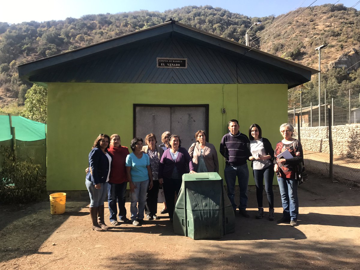 OlmueComunica's tweet image. Vecinas de El Venado y La Vega se capacitan en el uso de nuevas #Composteras entregadas por #Cosemar. Dirigentes agradecieron las gestiones del municipio por hacer posible este proyecto que busca transformar sus desechos vegetales en abono para sus cosechas 👏🏻🌱