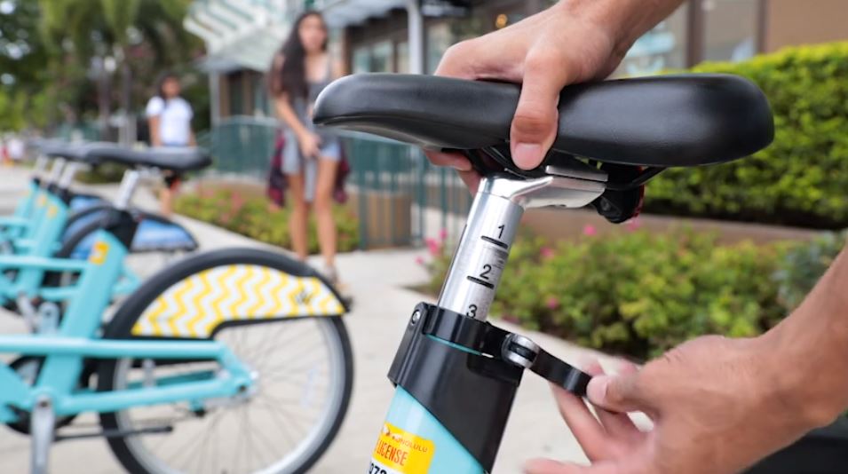 GoBikiHI's tweet photo. Biki Tip: Save your minutes! Adjust the seat to the desired height and be sure it is facing straight forward before removing it from the dock. The numbers on the seat pole will help you remember for next time! #GoBikiHI #bikeshare #bikitips https://t.co/M41FSyZni6