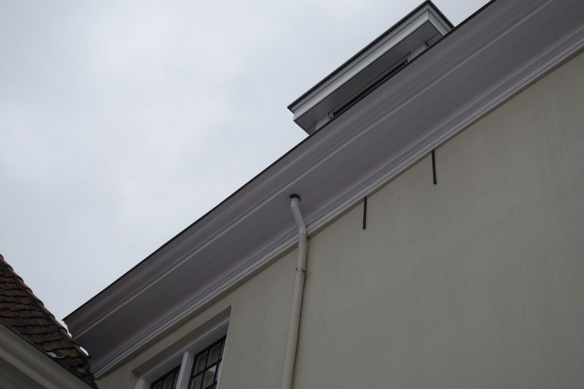 Vandaag het voormalig speelwerk Kampen gereinigd, boeidelen, houtwerk en dakkapellen.