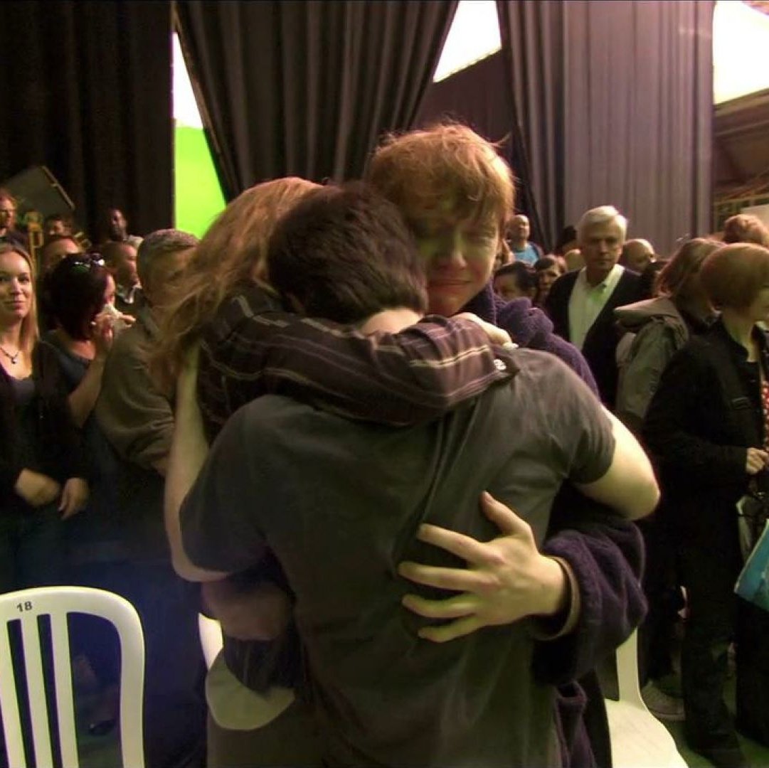 LePotterTime's tweet photo. À gauche : le film "Harry Potter et les Reliques de la Mort".

À droite : le dernier jour de tournage de la saga Harry Potter. https://t.co/PilaxgrnqC