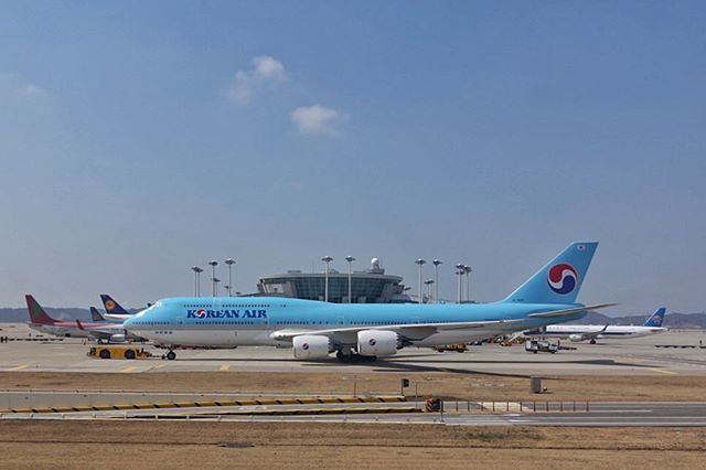 JetSetPandaz's tweet photo. Treated to a great tour of ICN on route to the runway. Boeing 747-800i, sad BA & CX not taking any 😭
🐼
#planespotting #planes #chinasouthern #lufthansa #vietnamairlines #twayair #koreanair #boeing #b747 #b7478 #icn #incheonairport #MH67 #airport #dep… https://t.co/FfSZ9eU3tV https://t.co/FIXBSpKI8r