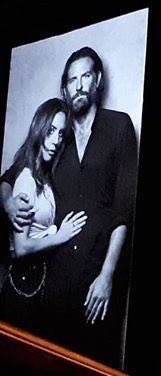 GagaPinkNow's tweet photo. En plus de l’affiche, des images promotionnelles ont été dévoilées lors de la #CInemaCon pour A Star Is Born. 

On y voit Lady Gaga et Bradley Cooper, les deux protagonistes principaux du film en noir et blanc. https://t.co/LgcNfausf3