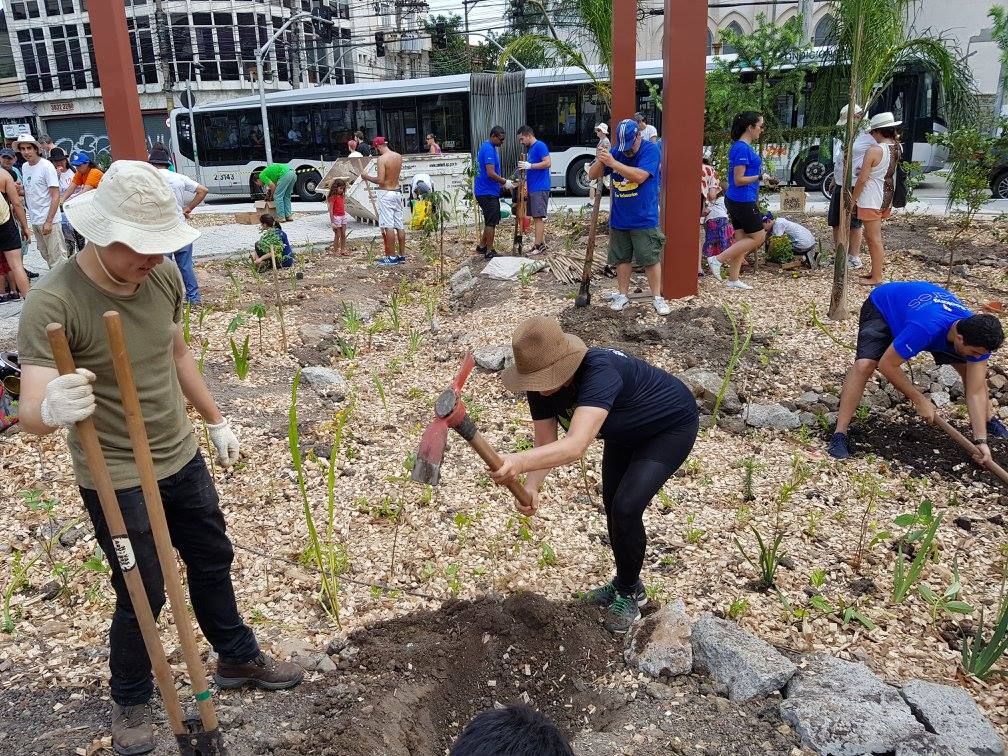 colaboraprojeto's tweet photo. 👉 #ColaboraCurtiu Jardins de chuva estão surgindo pela cidade de São Paulo https://t.co/EzaAQg07QO Via @CicloVivo https://t.co/pBM8eigFEs