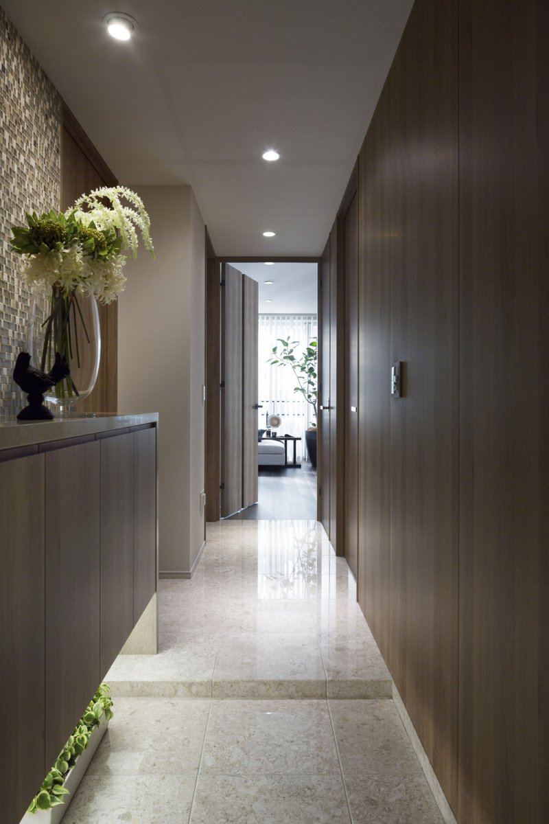 O Xrhsths モリモトのsumau Sto Twitter 18年竣工のアールブラン馬込 販売時モデルルームのインテリアデザインは We F Vision の石倉氏監修 テーマは 都会にいながら心の休息ができる上質なセカンドハウスのような場所 玄関 廊下床の高級感あふれる天然石は