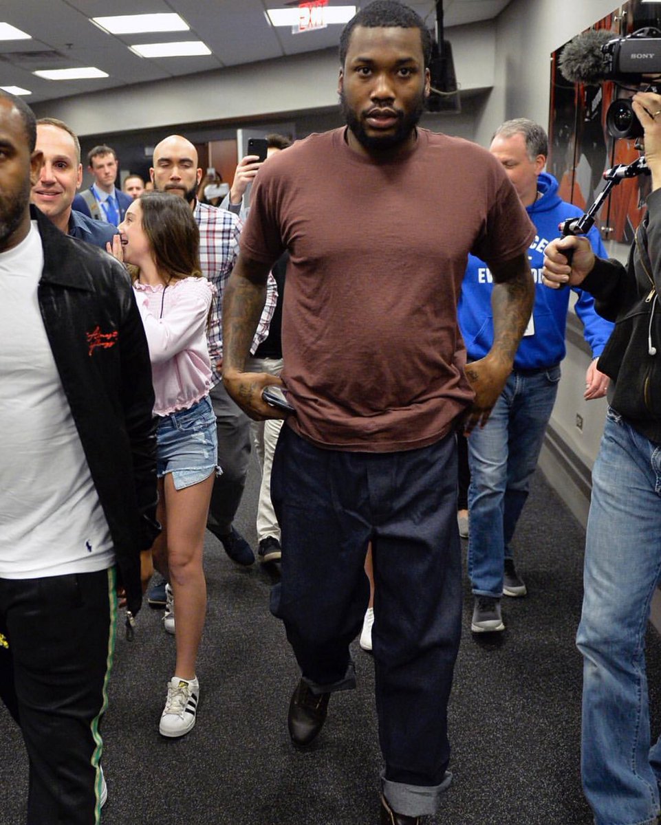 TankIsHere's tweet photo. Meek got outta jail looking like a overall 60 my player with no badges lol https://t.co/r0S3dyfYYB
