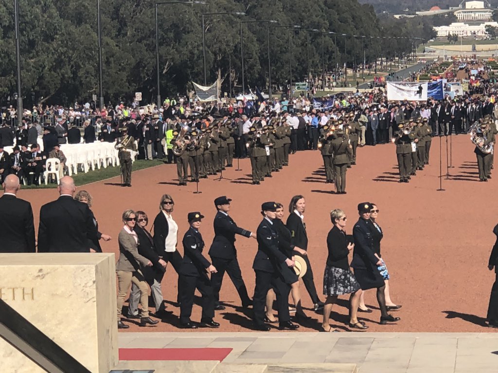 LizCosson's tweet photo. Female veterans proudly declaring ‘I am a veteran’. Marching ‘by the left’ for all women who have served our nation since the first Australian nurses sailed for Africa to serve in the Boer War over a century ago and continue to serve in operations today. #AnzacDay2018 #ByTheLeft https://t.co/MC8gQAAz0L