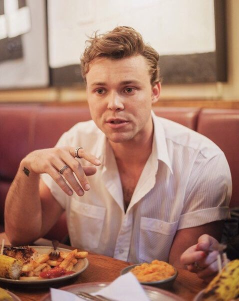 SOSFollowHelp's tweet photo. Ashton Irwin should follow everyone who retweet this https://t.co/4xTDirKDk1