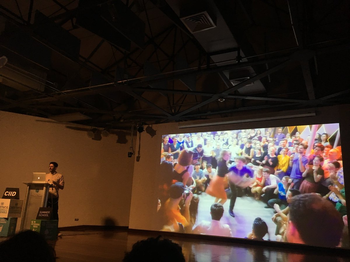 Aprendimos un poco de Lindy Hop con <a href="/soundplusdesign/">Andrew Spitz</a> 💃🏽#LightningTalks <a href="/CIIDnews/">CIID</a>