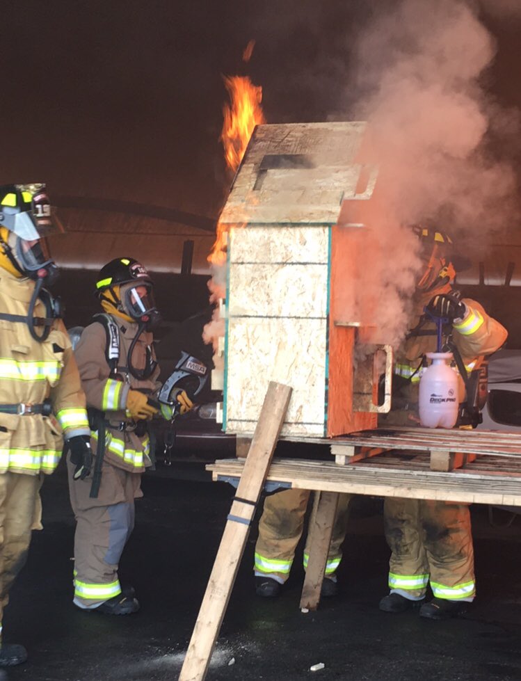 CentralYorkFire's tweet image. Behind the scenes peek at today’s #FireDynamicsTraining. DYK: FF’s are constantly learning new tactics and training new skills for safer and more effective operations? The more we train, the better we can serve YOU to the highest proficiency. #FireGrowth #FlowPaths #Containment