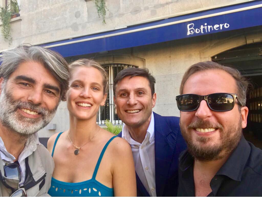 RestoDelMundo13's tweet photo. Parte del equipo de #RdM grabando especial #Milan junto al gran @javierzanetti y @LizSolariOfcl ✈️👏⚽️ https://t.co/ghqSrA7ilW