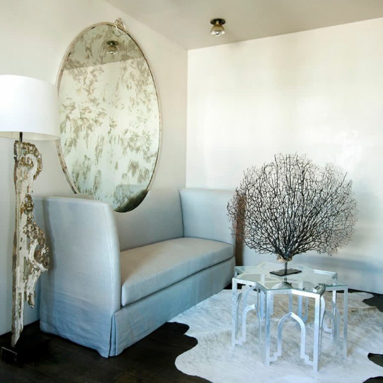 _susanferrier's tweet photo. A modern design coffee table and a vintage style lamp make a timeless sitting area. #SusanFerrier #interiorinspo #homedecor #vintagestyle #coffeetable https://t.co/eYKCK7t52i