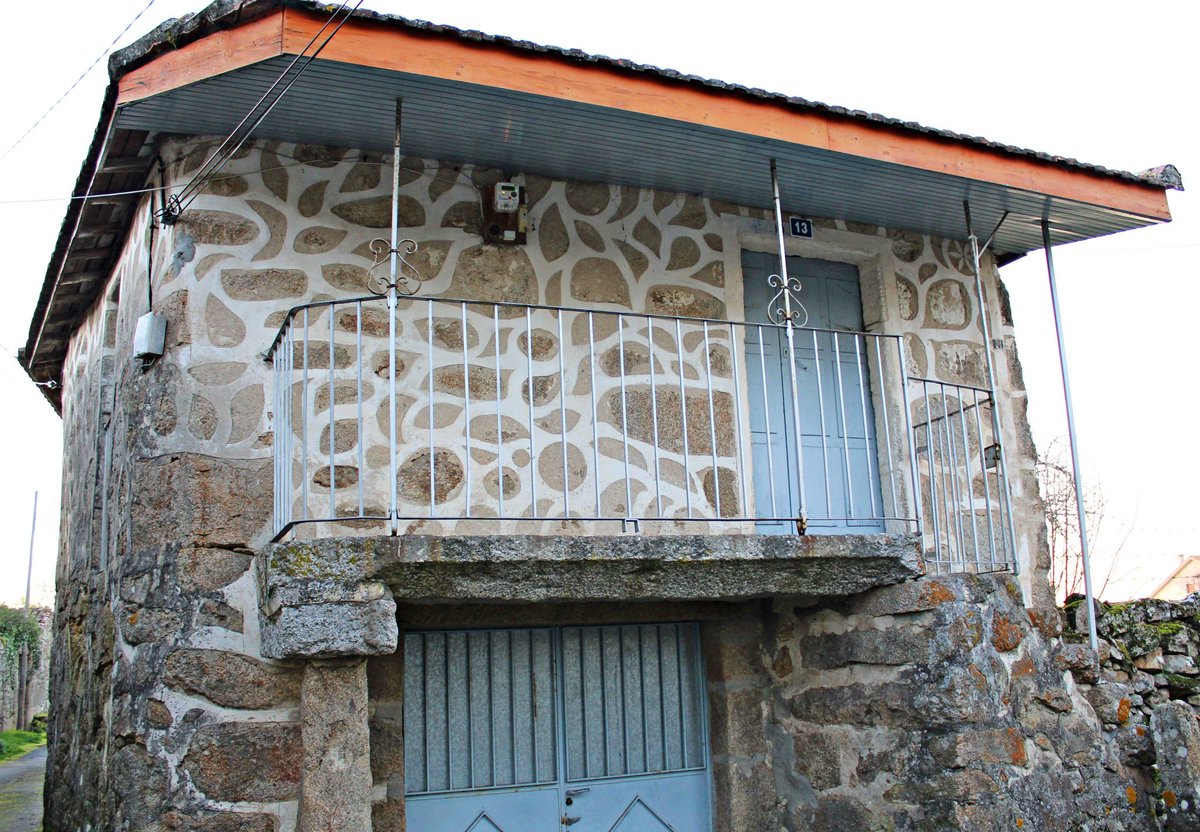 Es un lujazo que colaboradores altruistas como Javier Torres me envíe estos espectaculares esgrafiados con una Flor Galana para mi catálogo  redribeirasacra.blogspot.com