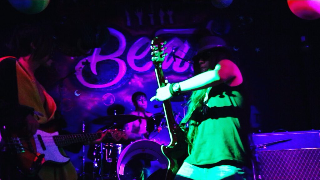 VivaLaLifeFest's tweet photo. 👄Hoy hace 2 años que @LagartosAbismo sacó su temarrrrraco #feisbuk ESCÚCHENLO👂🏼!!! Buenos riffs y buenas letras💚

Imágenes gracias a nuestra querida amiga @MiauLaRoja 🍎
#vivalalifefestival #vivalalife #lagartosenelabismo https://t.co/N3nm9feUpf