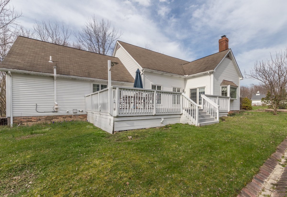 picturemehomeOH's tweet photo. Charming Western Reserve cape cod in Gates Mills. Deck overlooks private almost 3 acre yard. #realestateagent #realestate #realestatephotography #professionalphotographer #sellfaster #firstfloormaster #capecod #gatesmillsohio #acreage #picturemehome https://t.co/Xn4KpVBbS9