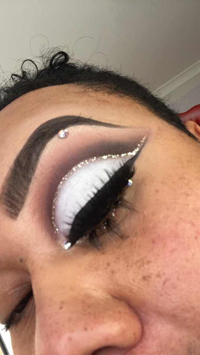Totallythom's tweet photo. Playing around with my blood sugar palette @JeffreeStar https://t.co/N3n6f8KUUC
