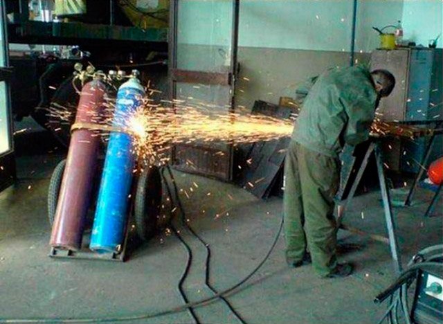 Doncs res, com que m'avorreixo una mica, aprofitaré per explicar-vos algunes interioritats de la central i presentar-vos algun dels treballadors! Aquest és en Fernando, aquesta tarda, que havia de soldar no sé què