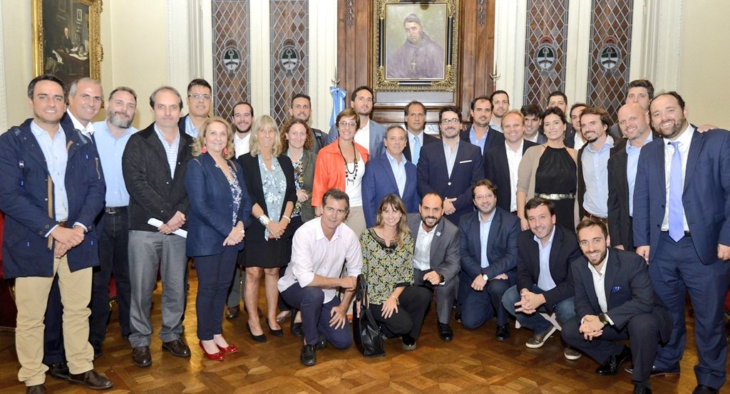 En el Salón de Honor del Congreso, Diputados de diversos bloques recibimos a autoridades de todas las organizaciones de Emprendedores, @asea_arg <a href="/ASELA_org/">ASELA ORG</a> <a href="/EndeavorArg/">Endeavor Argentina</a> <a href="/fundacioninicia/">Fundación inicia</a> <a href="/camejoven/">CAME Joven</a> <a href="/Emprear_Innova/">EMPREAR OFICIAL</a> @juniorachievement <a href="/CamaraFintechAr/">Cámara Argentina Fintech</a> <a href="/SistemaB/">Sistema B</a>