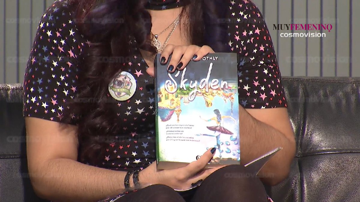 CosmovisionOfi's tweet photo. Celebración del #DíadelIdioma en @muyfemeninotv  de @CosmovisionOfi, con la escritora Diana Sierra, @DianaBtf,  y su obra #Skyden.

 https://t.co/mSuGGb2dSE https://t.co/gLt2RrAjr7