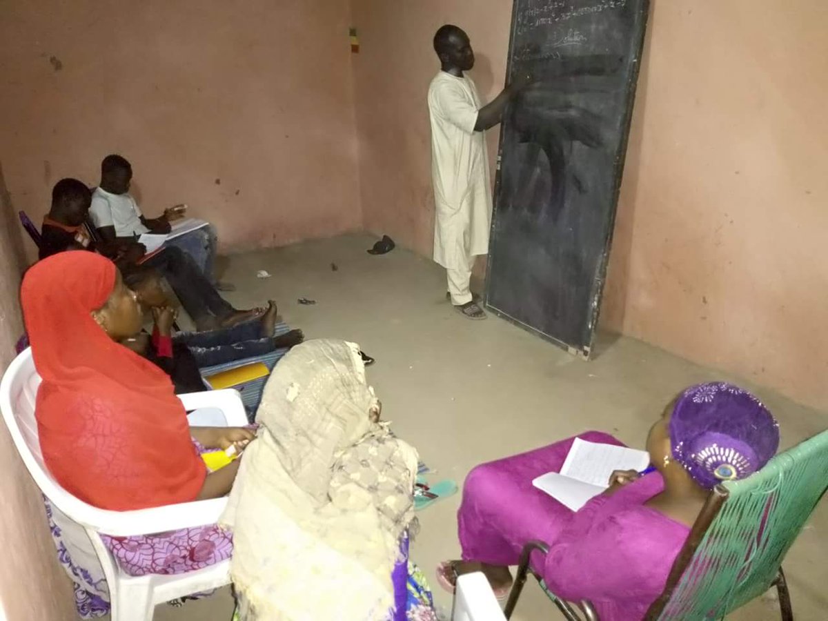 Fatittystar's tweet photo. Pendant ce temps... Des jeunes volontaires aident les élèves à préparer les examens de fin d'année à #Tombouctou association #CROET https://t.co/c5cozh4EPi