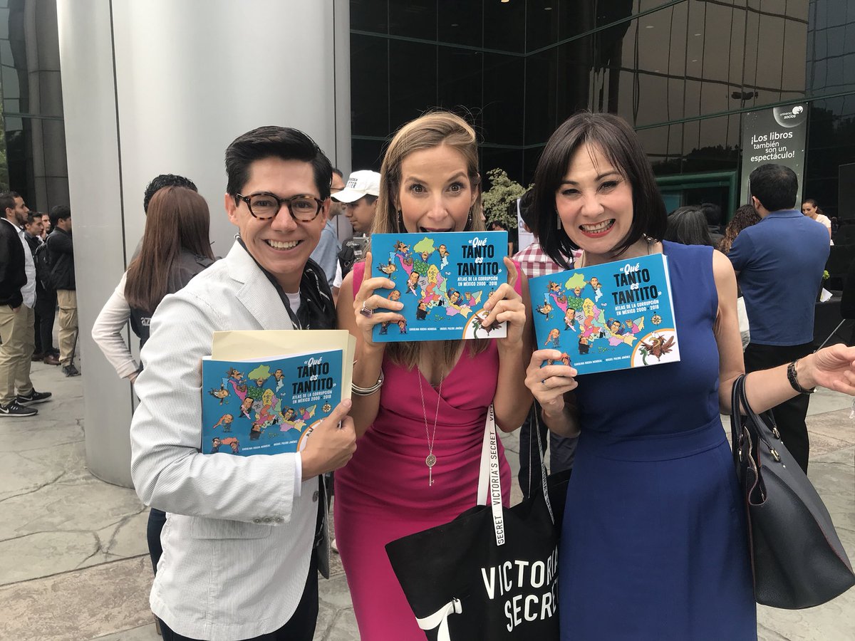 carolina_rocha_'s tweet photo. Una tarde espectacular entre amigos compartiendo libros y lecturas. Hoy nos convocó Sofía Lopez en Elektra. Estaban @AlvaroCueva y @Xurrutia cuando @monicagarzag y @betotavira fueron de padrinos de super lujo de #quetantoestantito #atlasdelacorrupcion. @megustaleermex https://t.co/EMreIWUevP