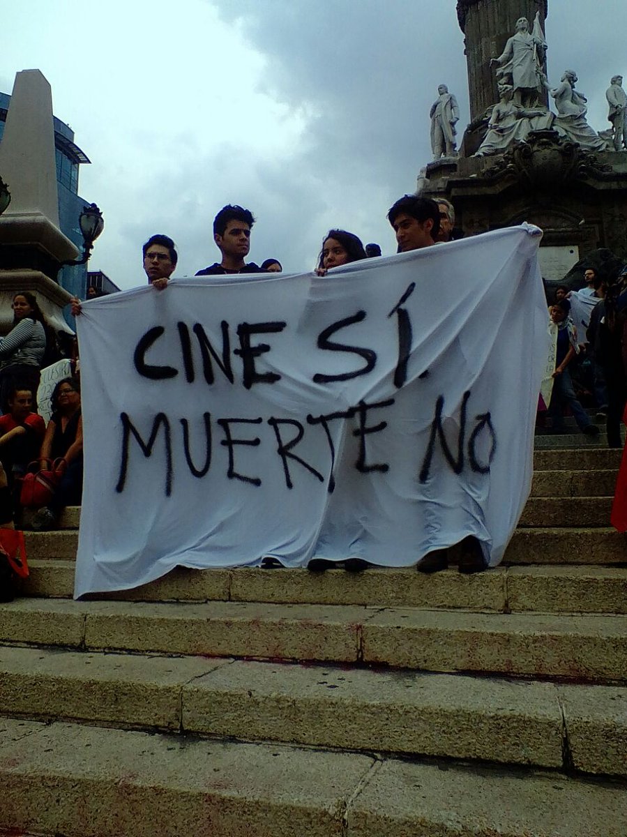 #NoSomosTresSomosTodxs acá imágenes de la manifestación por los estudiantes del <a href="/caavuniversidad/">CAAV Universidad</a> en la Ciudad de México. Cortesía de Alfredo López