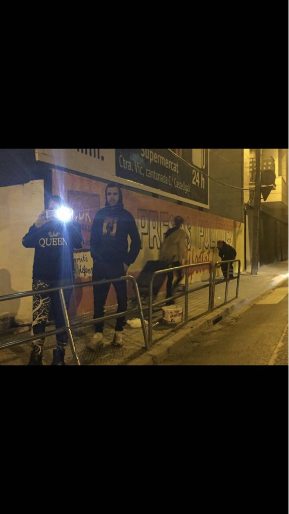 GarcesJordi's tweet photo. #AlertaUltra els feixistes tornen a actuar a #Manresa tapant el mural del @ComiteManresa  Com sempre, de nit i amagats. https://t.co/pCrTpeLooh